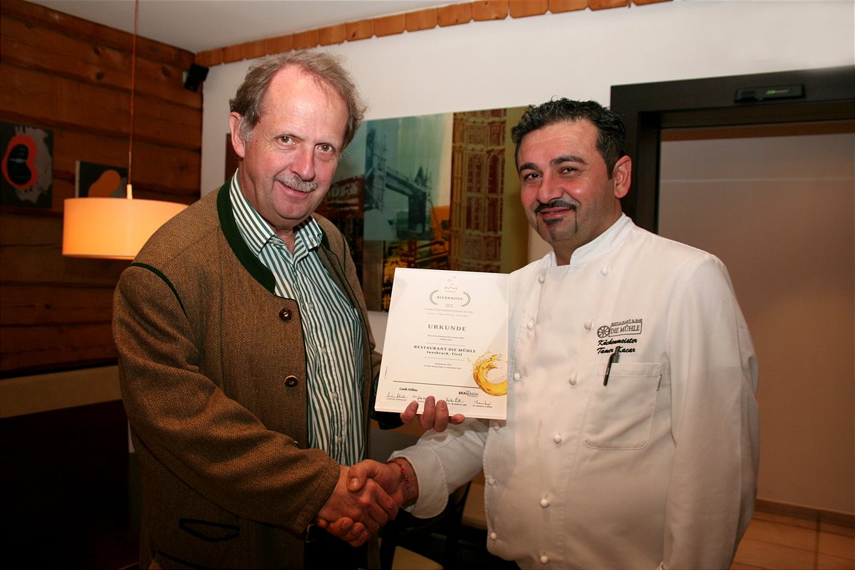 Markus Liebl überreicht die Auszeichnung Bierkrone Tirol 2016 an Tamer Kacar
