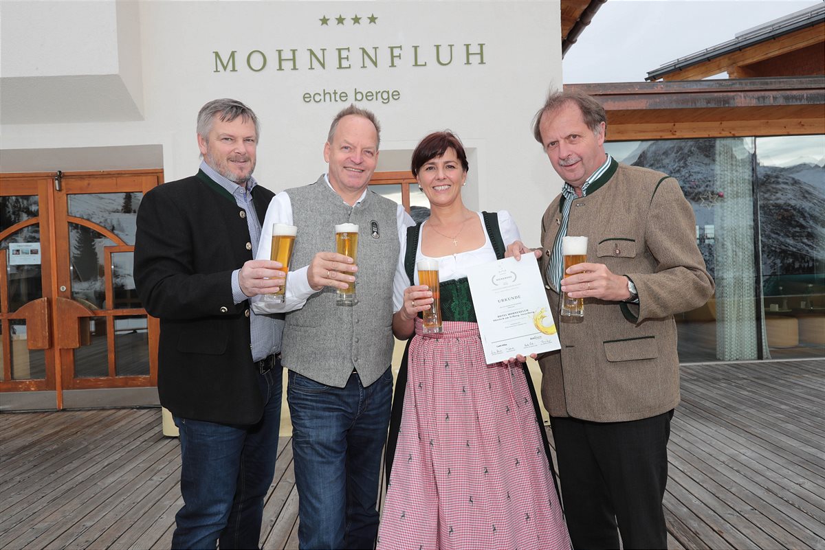 Bei der Verleihung der Bierkrone Vorarlberg 2016: v.l.n.r.: Helmut Moser (Brau Union Österreich), Stefan und Raingard Muxel (Hotel Mohnenfluh), Generaldirektor Markus Liebl (Brau Union Österreich)