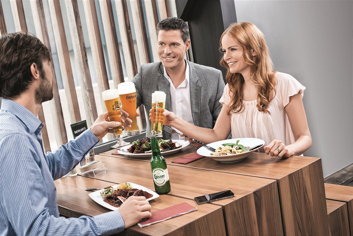 Besondere Anlässe lassen sich auch mit alkoholfreiem Bier feiern und genießen. 