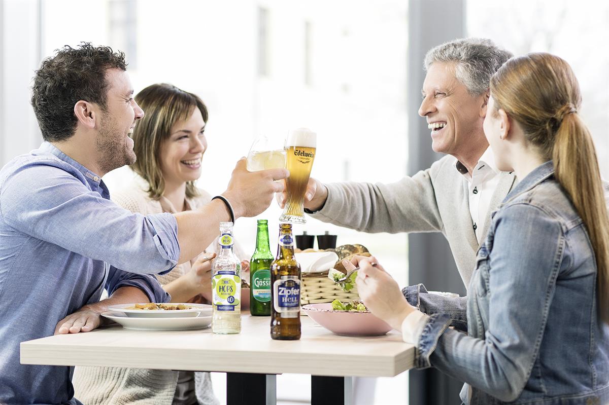 Bei geselligen Anlässen untertags ist das Anstoßen mit alkoholfreiem Bier bereits salonfähig.