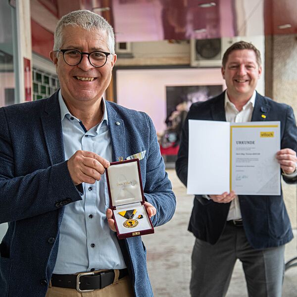 Bürgermeister Günther Albel (r.) überreichte Thomas Santler das Ehrenzeichen persönlich.
