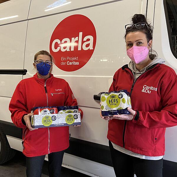 Caritas-Mitarbeiterinnen verteilen die HOPS Getränkespende in den Einrichtungen wie beispielsweise den carla-Shops. 