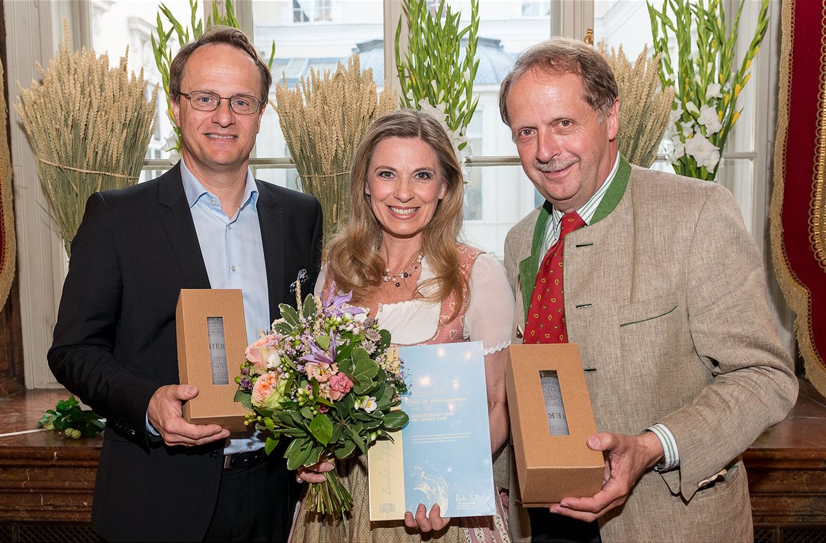 Brau Union Österreich Generaldirektor Markus Liebl (re.) gratuliert Markus Hengstschläger (li.) und Christa Kummer.  