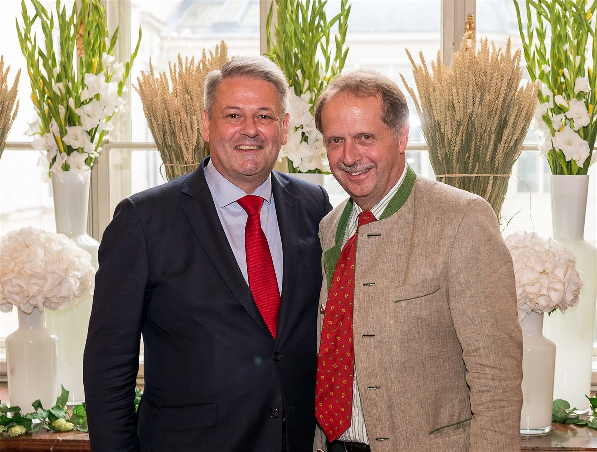 Bundesminister Andrä Rupprechter (li.) und Brau Union Österreich Generaldirektor Markus Liebl bei der Bierbotschafter-Gala in Wien