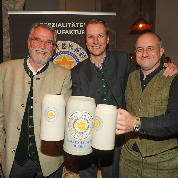 Magne Setnes, (Mitte) Vorstandsvorsitzender der Brau Union Österreich, stieß mit Günther Seeleitner (l.) und Martin Simion (r.) auf die gelungene Übergabe an.