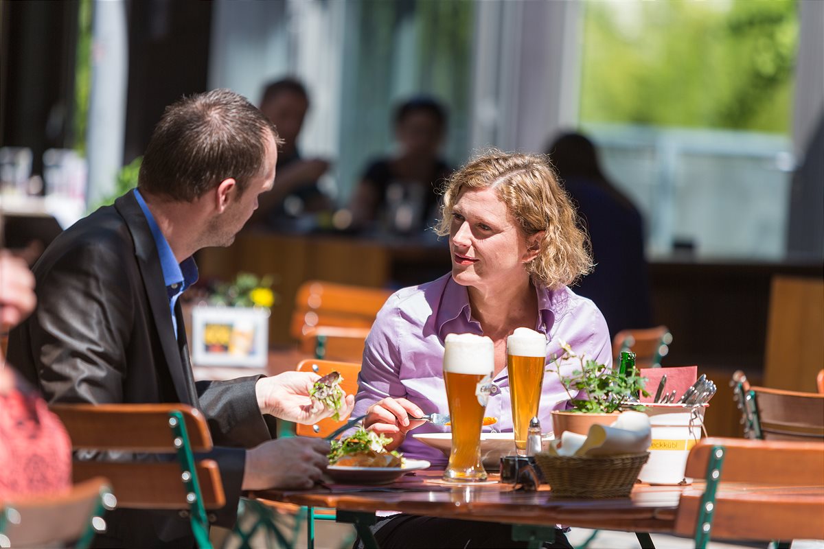 Die Österreicher genießen ihr Bier gerne im sonnigen Gastgarten, untertags meist alkoholfrei.