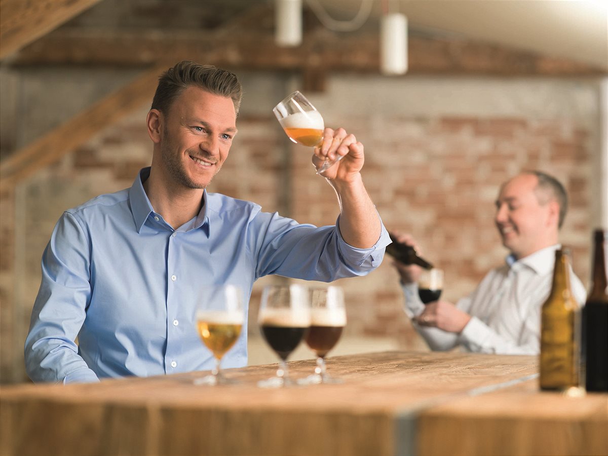 Jeder zweite Mann, aber auch generell die Hälfte der Österreicher, greift beim Bierkonsum eher zu bekannten Biersorten.
