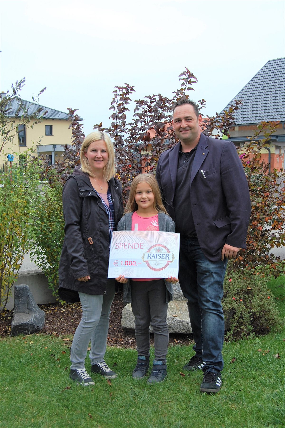 Spendenübergabe (v. l.): Nadja und Philomena Heigl mit Ralf Schweighofer, Gebietsleiter Lebensmittelhandel Region Ost der Brau Union Österreich.
