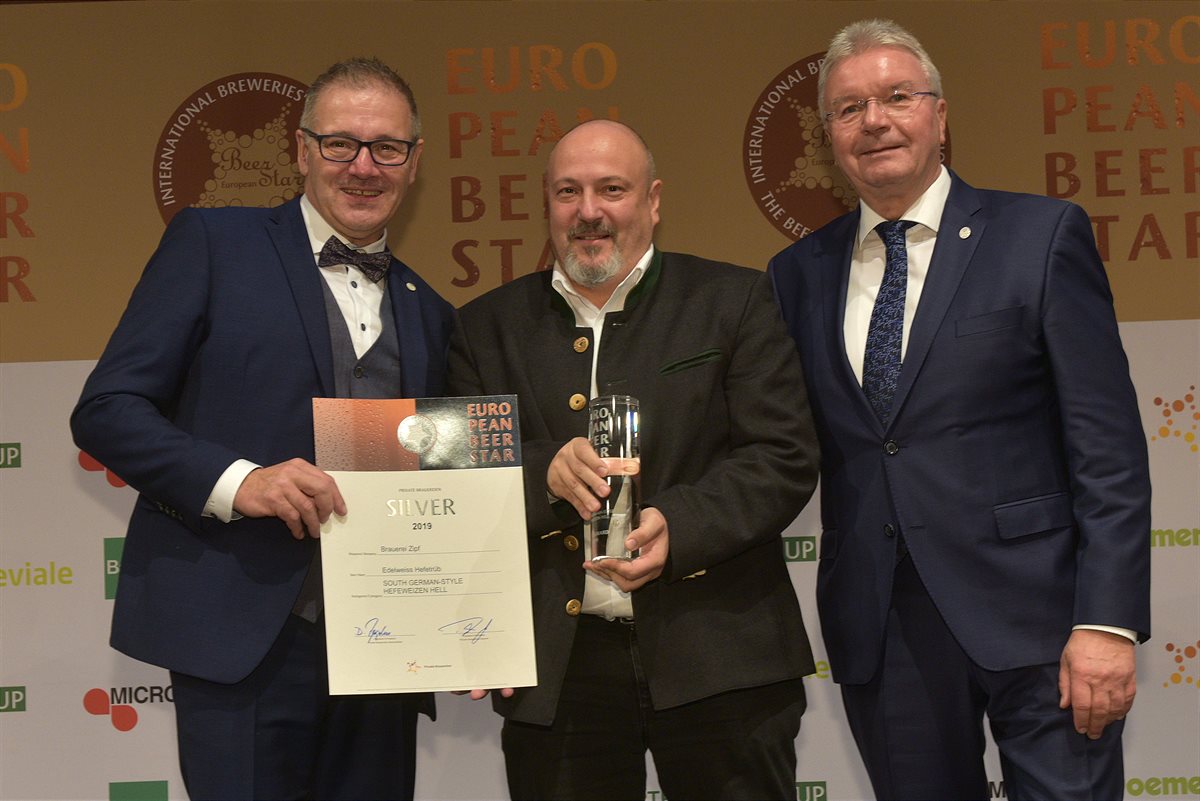Braumeister Christian Mayer (Mitte) nahm die Auszeichnungen der Edelweiss-Biere von Georg Rittmayer (l.), Präsident der Privaten Brauereien Bayern e.V. und Detlef Projahn (r.), Präsident der Privaten Brauereien Deutschland e. V. entgegen.