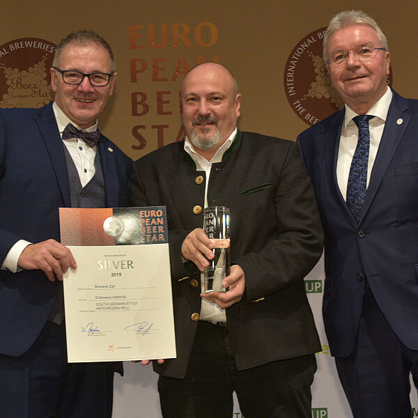 Braumeister Christian Mayer (Mitte) nahm die Auszeichnungen der Edelweiss-Biere von Georg Rittmayer (l.), Präsident der Privaten Brauereien Bayern e.V. und Detlef Projahn (r.), Präsident der Privaten Brauereien Deutschland e. V. entgegen.