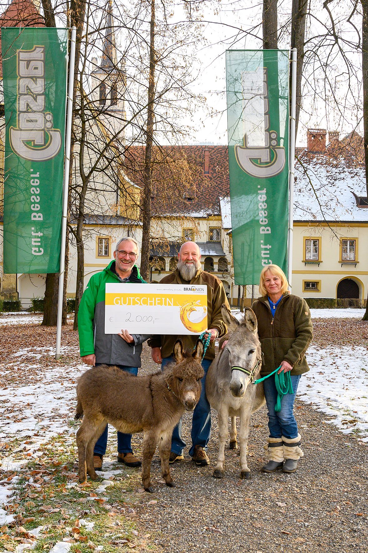 Spendenübergabe an den Verein Eselrettung (v. l.): Braumeister Andreas Werner mit Obmann Ulrich Kettner und dessen Frau Elke im Gösser Stiftspark.