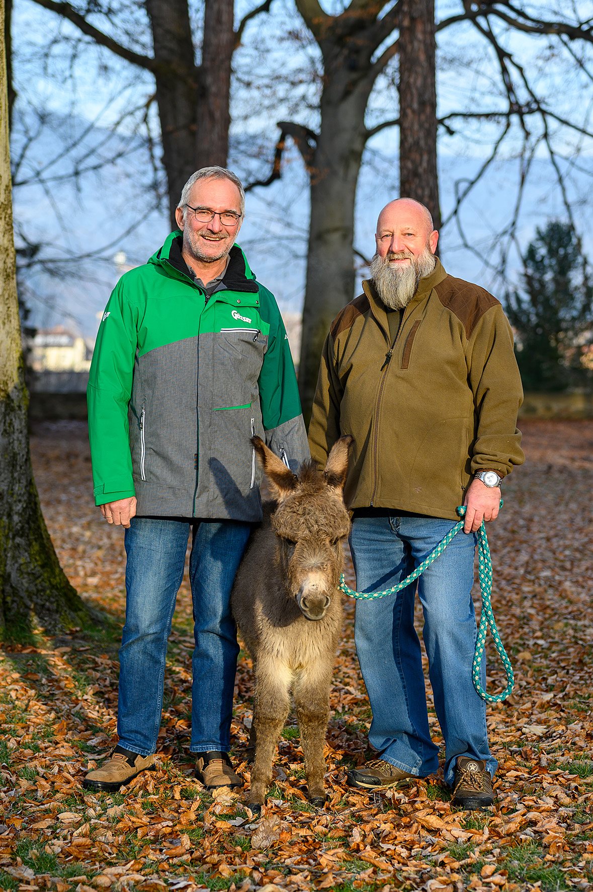 Braumeister Andreas Werner und Obmann Ulrich Kettner statten Esel Andreas regelmäßig Besuche ab.