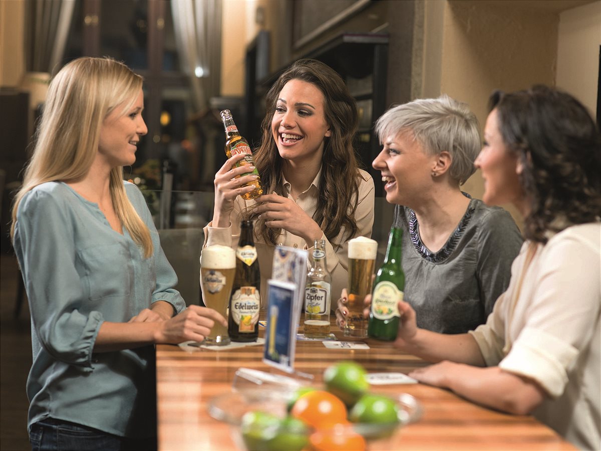 Frauen trinken besonders gerne Biermischgetränke aber auch alkoholfreies Bier und greifen am liebsten zu den Biersorten Märzen, Pils und Weizenbier.
