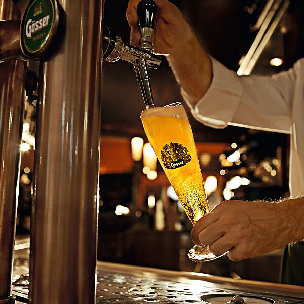 Bierliebhaber freuen sich schon wieder sehnlichst auf den Genuss von frisch gezapftem Bier vom Fass.