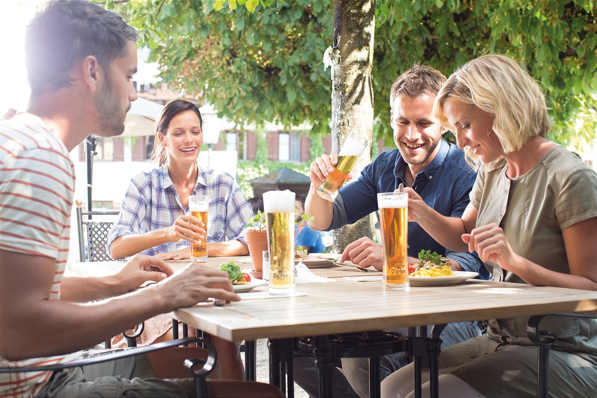 Den Sommer im Gastgarten genießen – mittags mit einem alkoholfreien Bier.