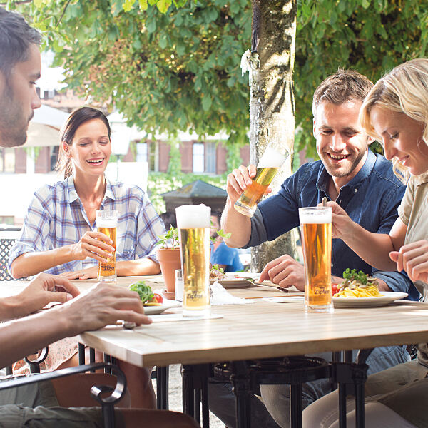 Den Sommer im Gastgarten genießen – mittags mit einem alkoholfreien Bier.