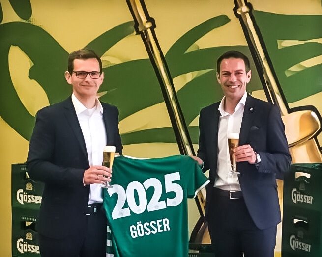 Klaus Schörghofer, Vorstandsvorsitzender der Brau Union Österreich, (l.) und Christoph Peschek, SK Rapid Geschäftsführer Wirtschaft, stoßen auf die grün-weiße Kooperation an.