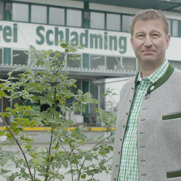 Braumeister Rudolf Schaflinger hat im Herbst am Gelände der Grünen Brauerei Schladming eine Buchenhecke gepflanzt.