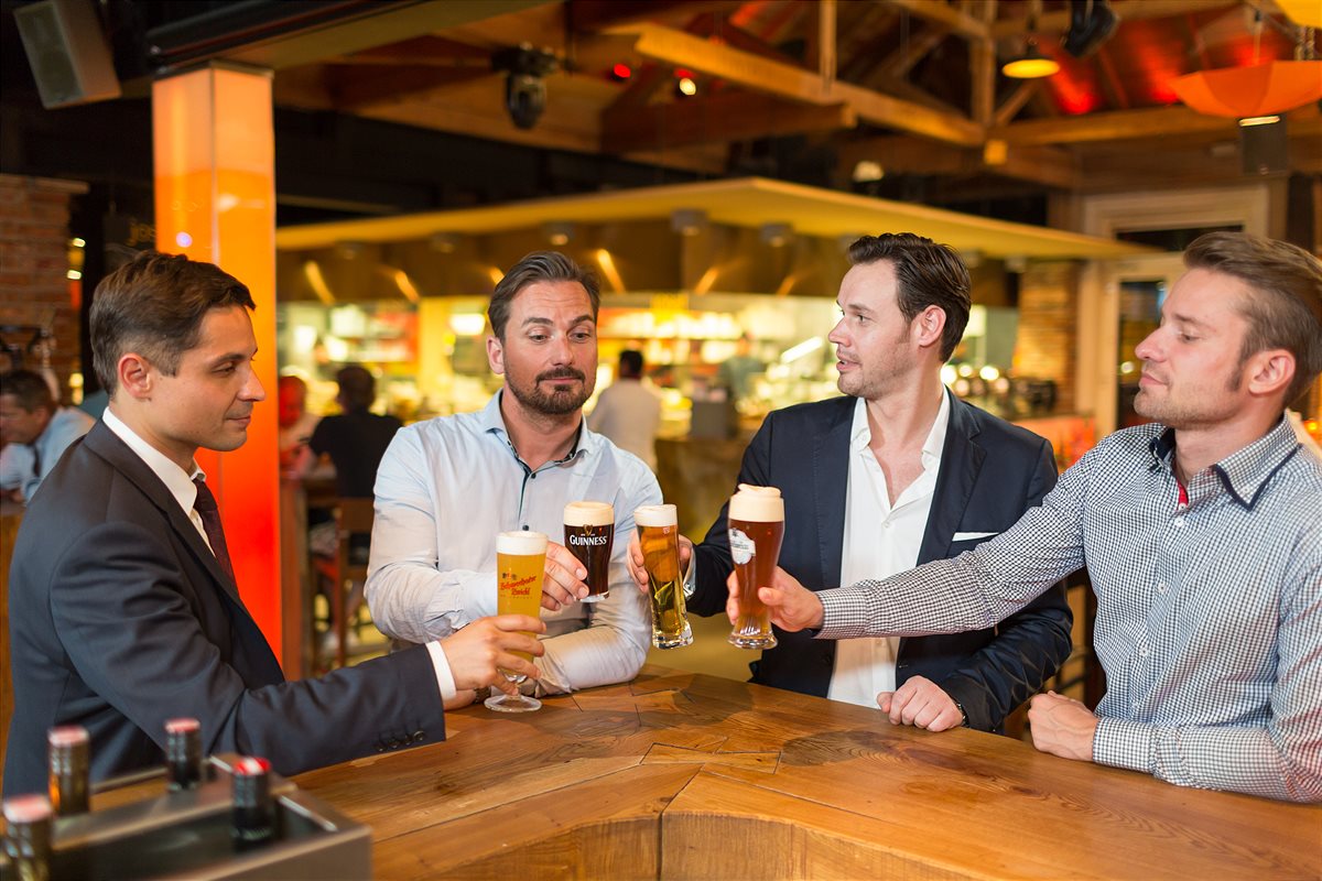 Bier trinken spielt für Männer bei vielen Anlässen eine wichtigere Rolle als für Frauen.