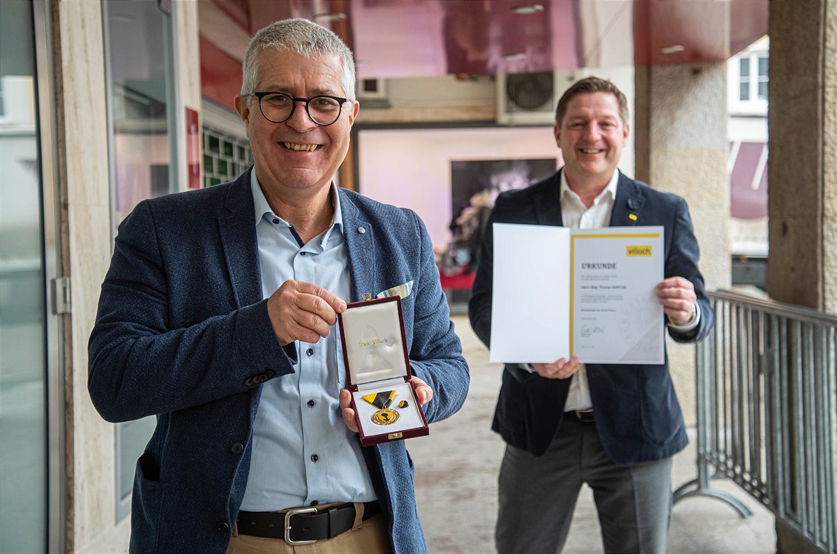 Bürgermeister Günther Albel (r.) überreichte Thomas Santler das Ehrenzeichen persönlich.