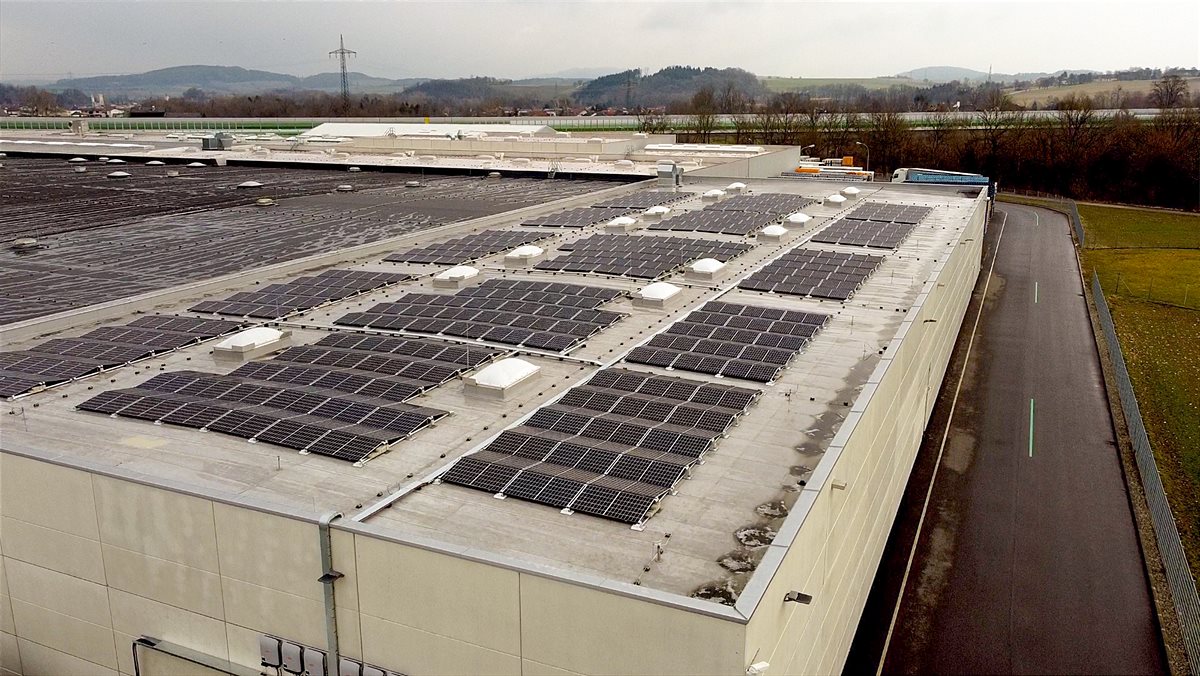 Auf dem Dach der Logistikhalle werden nun pro Jahr 200.000 kW Solarenergie erzeugt. 