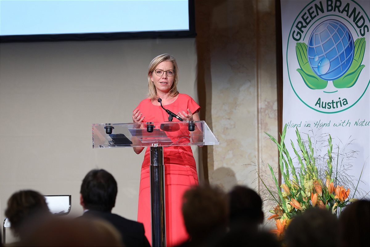 Klimaschutzministerin Leonore Gewessler verlieh im Rahmen der GREEN BRANDS-Gala auch den Umweltjournalismuspreis.