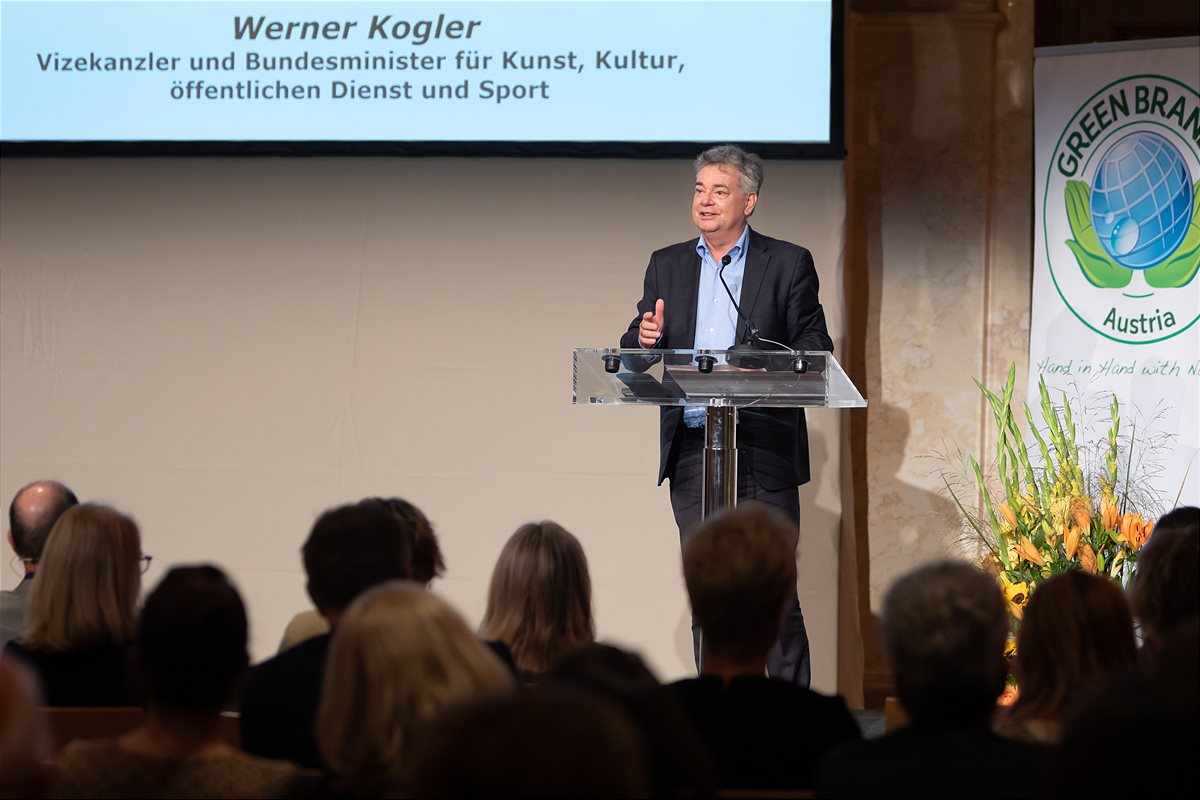 Vizekanzler Werner Kogler hielt die Laudatio für Hubert von Goisern, der als Austria Persönlichkeit 2020 ausgezeichnet wurde.
