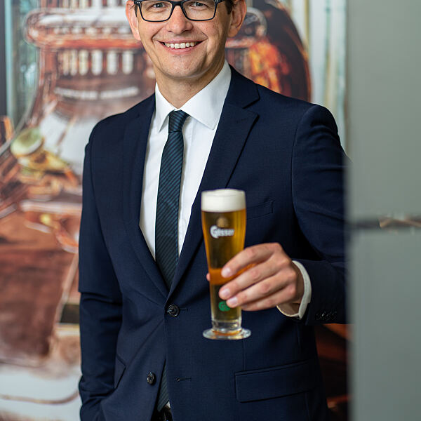 Klaus Schörghofer, Vorstandsvorsitzender der Brau Union Österreich, stößt ganzjährig, aber insbesondere an Brausilvester auf die österreichische Bierkultur an.