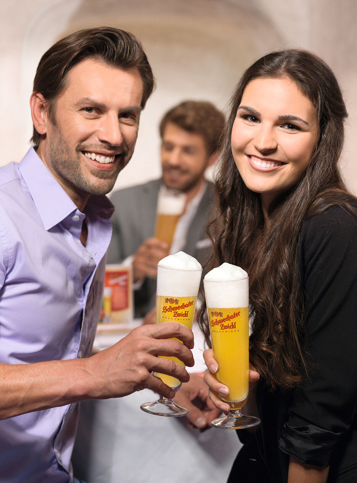 Ein bieriges Prost auf den Weltfrauentag schmeckt sowohl den Herren als auch den Damen. 