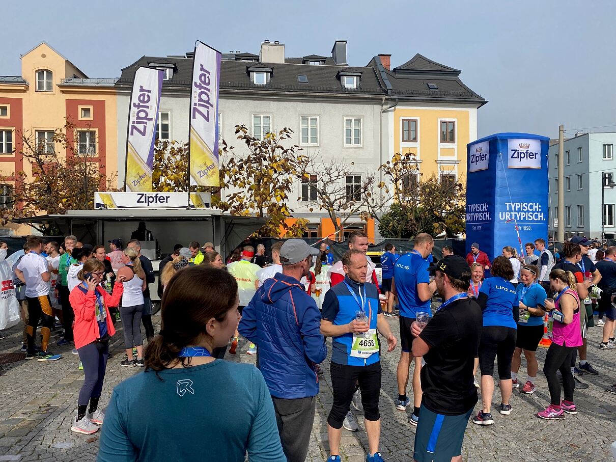 Bierige Belohnung nach der Langstrecke: Brauerei Zipf stellt Erfrischungen am Linz Marathon
