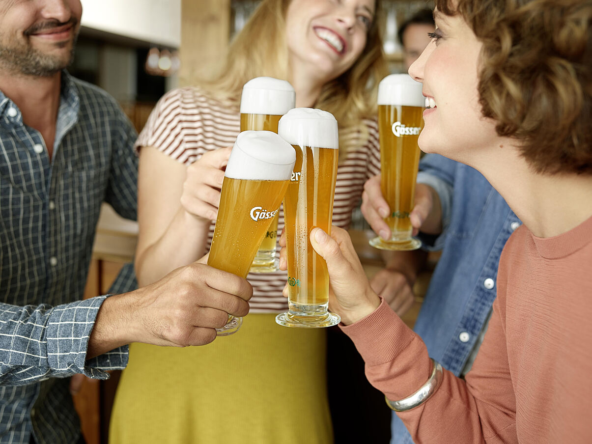 Anstoßen mit bestem Biergeschmack funktioniert auch ohne Alkohol – zum Beispiel mit Gösser NaturGold Alkoholfrei. 