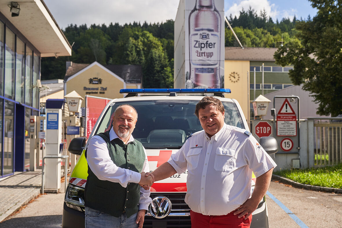 Braumeister Christian Mayer (links) und Harald Schwarz, Rotes Kreuz Ortsstellenleiter Frankenburg, freuen sich über die erfolgreiche regionale Zusammenarbeit.