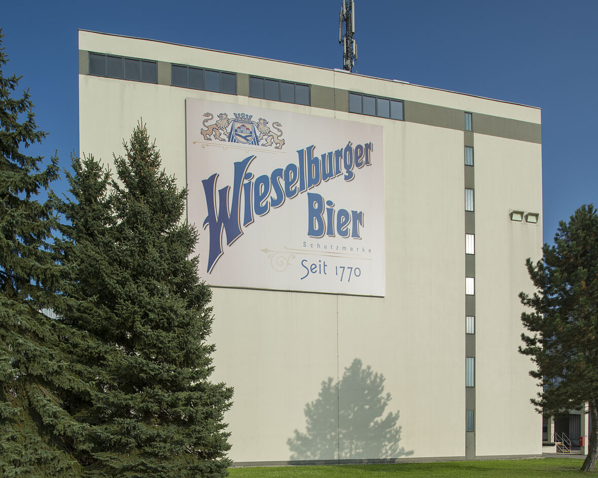Einsparung von über 160.000 kWh Strom pro Jahr durch Beleuchtungsumstellung in der Brauerei Wieselburg.