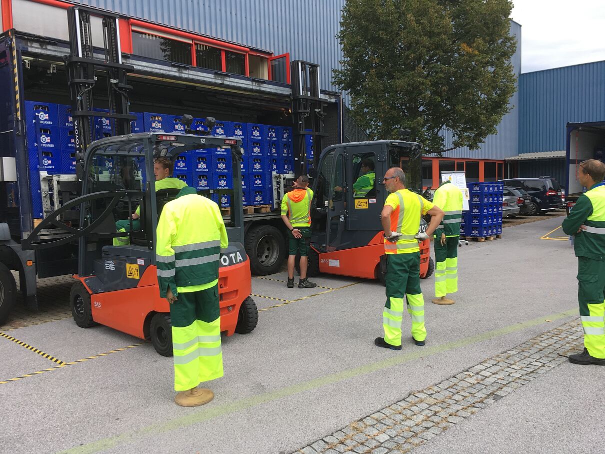 Der sichere und richtige Umgang mit Arbeitsmitteln in der Produktion sowie unserer Logistik wird bei Sicherheitstagen an den Standorten regelmäßig aufgefrischt und trainiert.