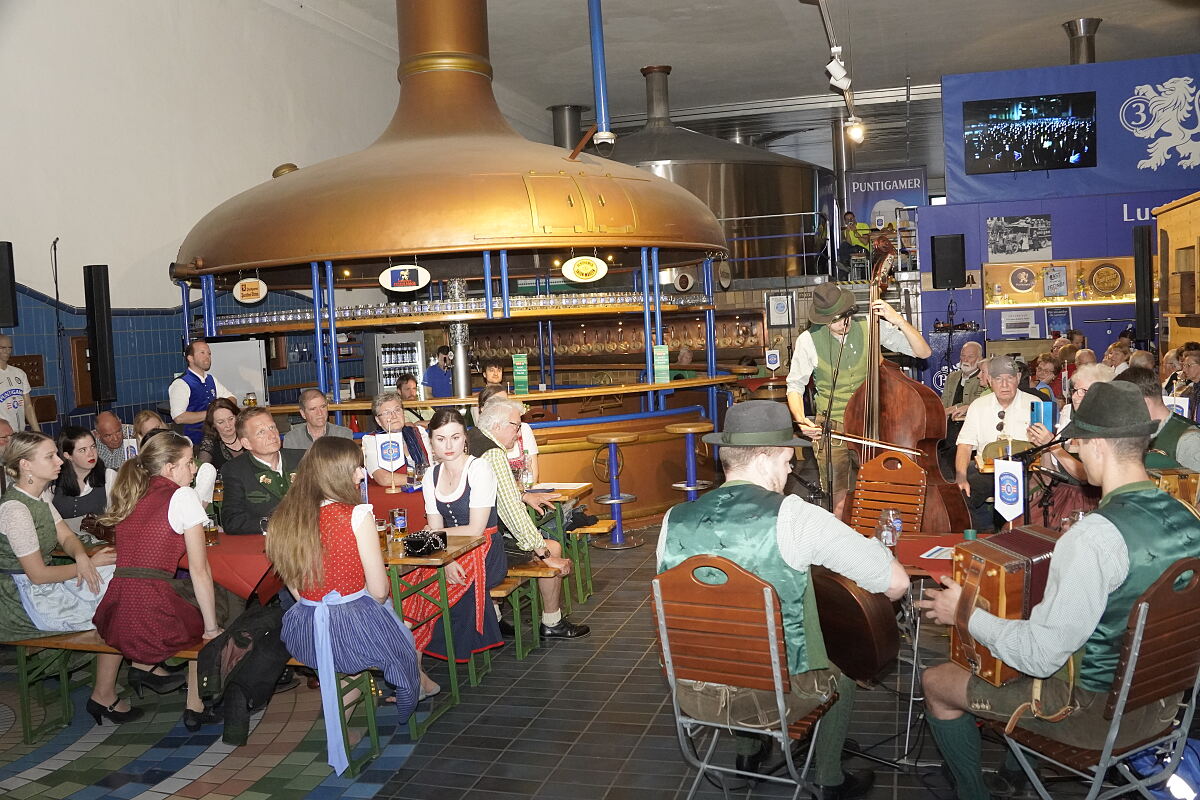 Im Herzen der Bierherstellung, im Sudhaus der Brauerei Puntigam, wo ansonsten bieriges Bier gesotten wird, wurden verschiedene steirische Volksmusik-Traditionen zu einem stimmigen Ganzen vergoren. 