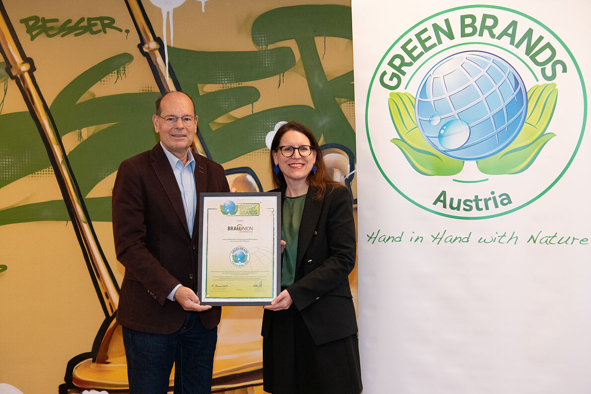 Norbert R. Lux, Geschäftsführer von GREEN BRANDS, übergab das Zertifikat an Daniela Winnicki, Director Corporate Affairs der Brau Union Österreich.