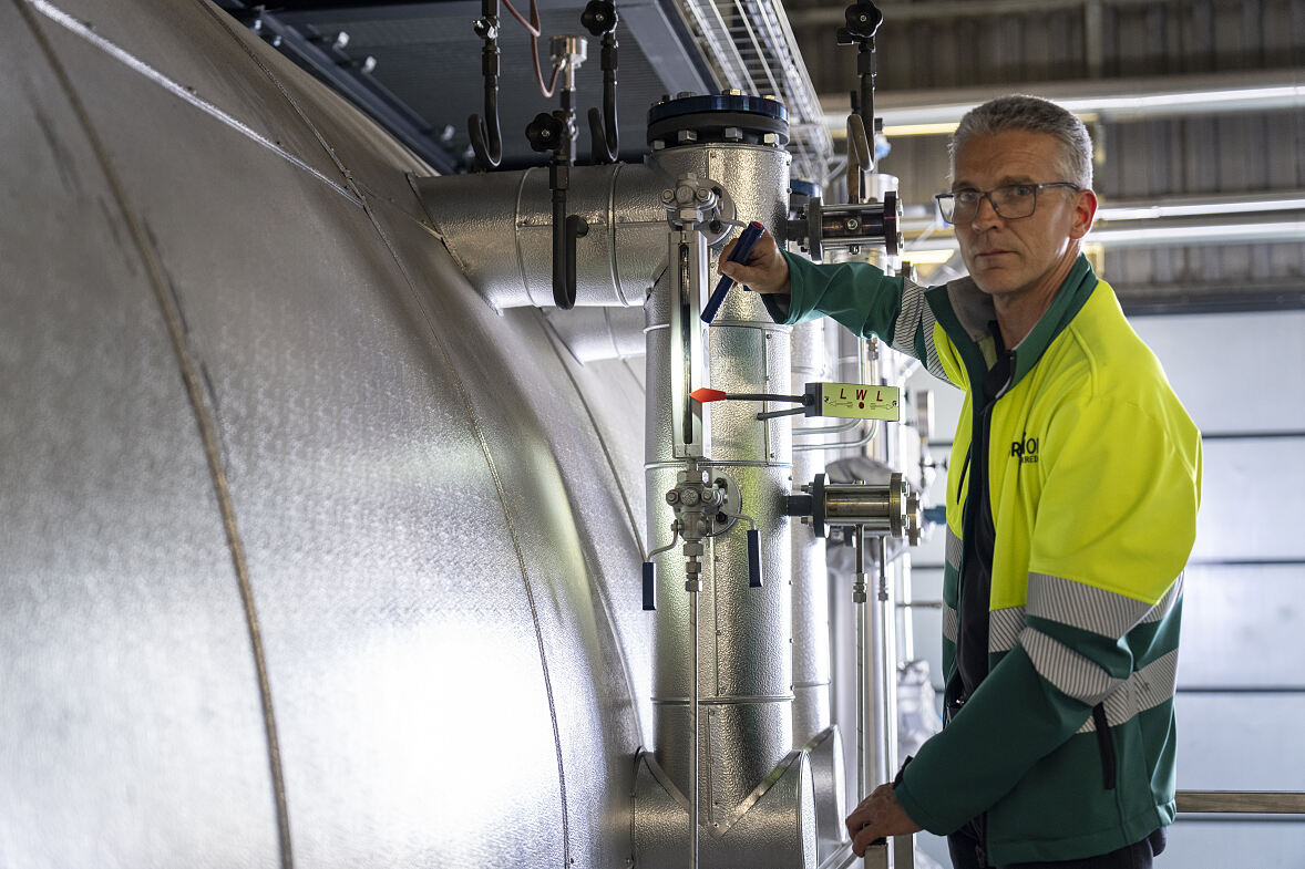 Braumeister Christian Huber kann dank innovativer Technologie in der Brauerei Wieselburg Wärmeenergie aus Alkohol erzeugen.